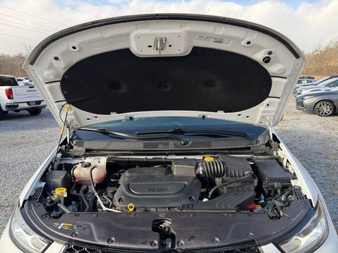 Used 2024 Chrysler Pacifica Touring-L image 28