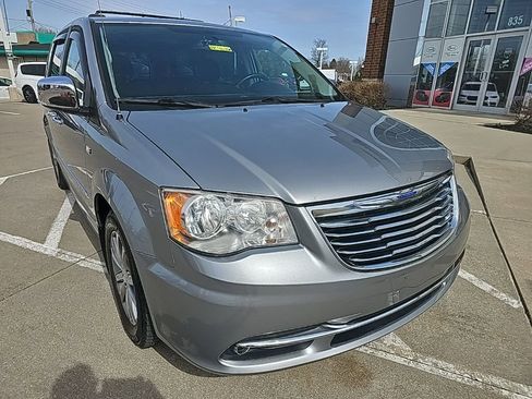Used 2014 Chrysler Town & Country Touring-L image 3