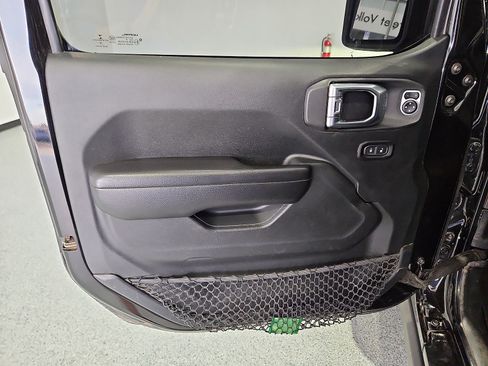Used 2018 Jeep Wrangler Unlimited Rubicon w/ Dual Top Group AWD/4WD image 15