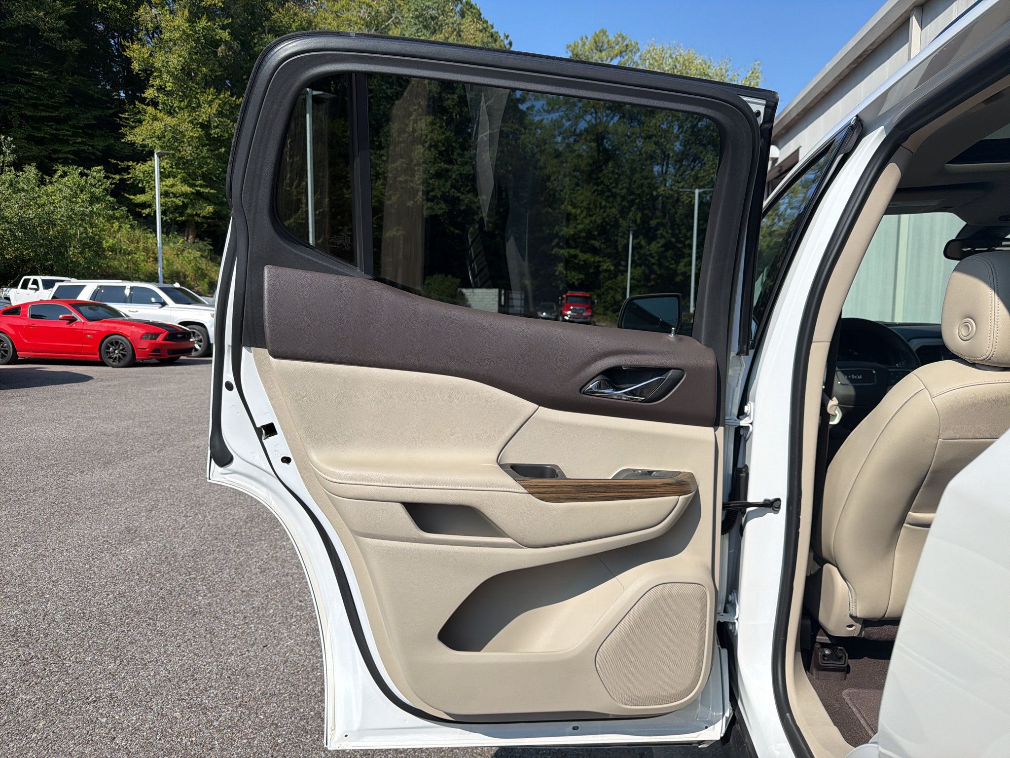 Used 2019 GMC Acadia Denali w/ Technology Package FWD image 12