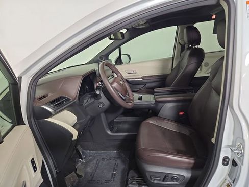 Used 2023 Toyota Sienna Platinum FWD image 13
