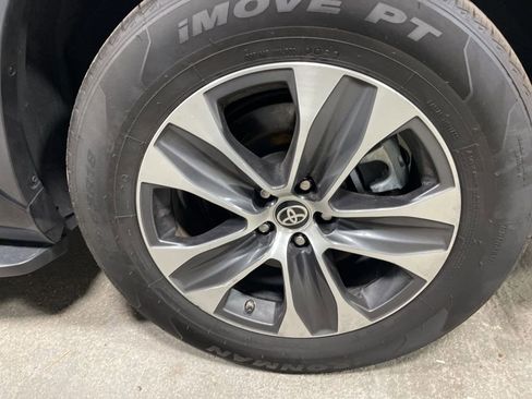 Used 2024 Toyota Highlander XLE image 40