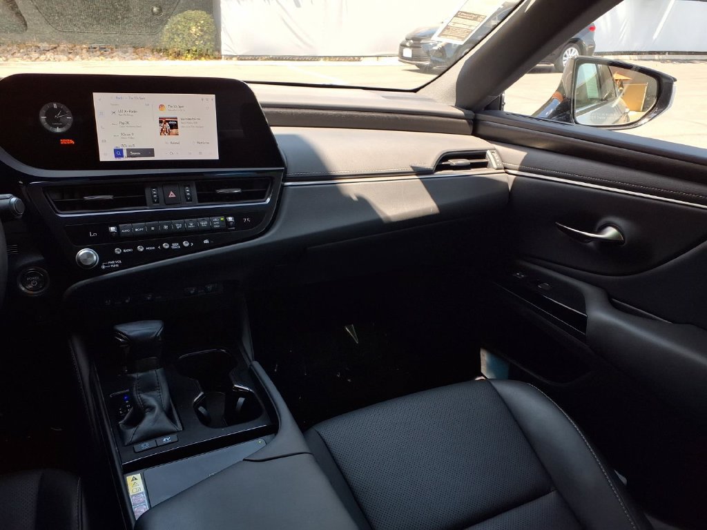 Used 2024 Lexus ES 300h w/ Premium Package FWD image 32