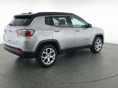 Used 2025 Jeep Compass Latitude AWD/4WD image 9