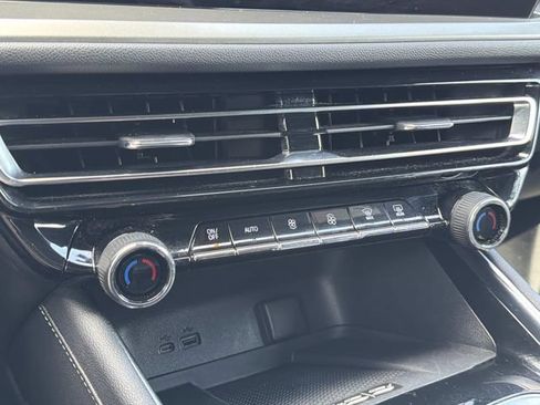 Used 2025 Chevrolet Traverse LT FWD image 27