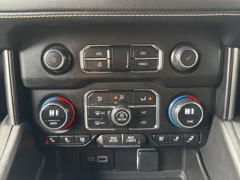 Used 2023 Chevrolet Suburban Premier image 28