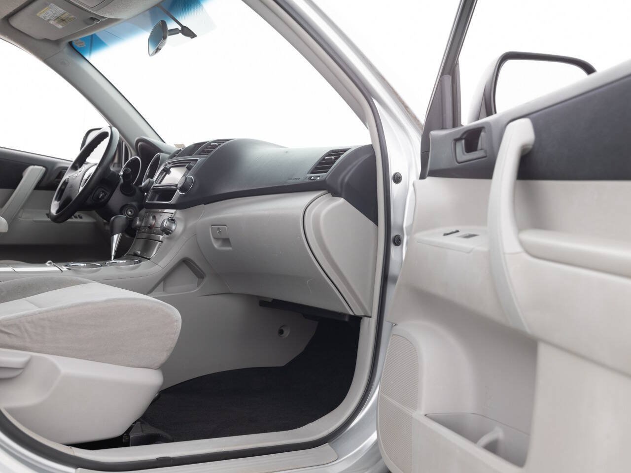 Used 2013 Toyota Highlander FWD w/ Cold Weather Pkg image 28