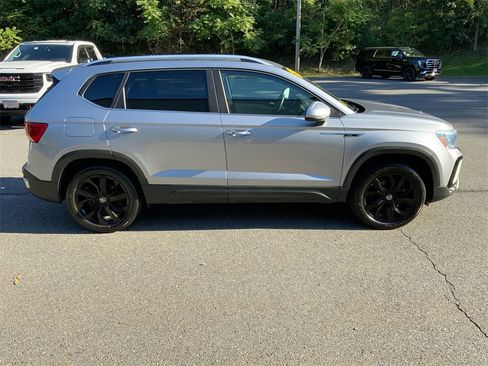 Used 2022 Volkswagen Taos SE w/ IQ.Drive SE Package image 39