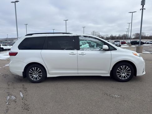 Used 2018 Toyota Sienna XLE w/ XLE Navigation Package image 4