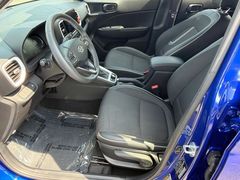Certified 2025 Hyundai Venue Limited FWD image 3