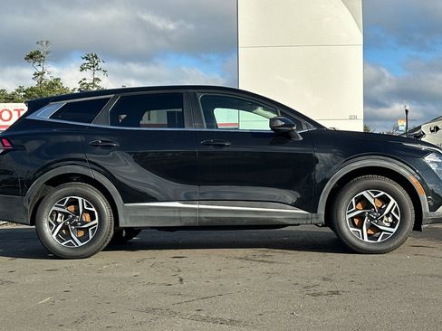 Used 2023 Kia Sportage LX image 3