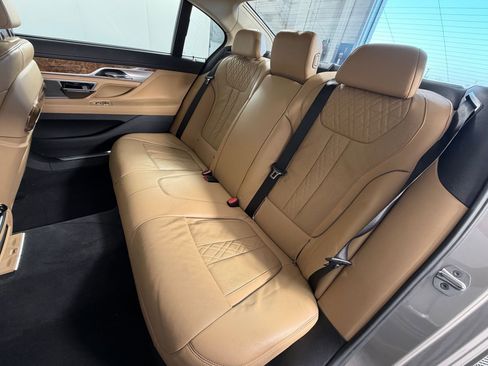 Used 2018 BMW 750i image 14