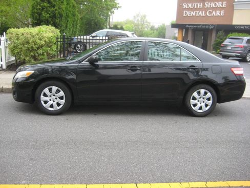 Used 2011 Toyota Camry LE image 7