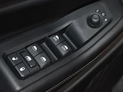 Used 2023 Jeep Grand Cherokee L Laredo image 5