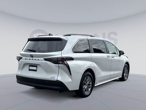 Used 2023 Toyota Sienna XLE FWD image 7