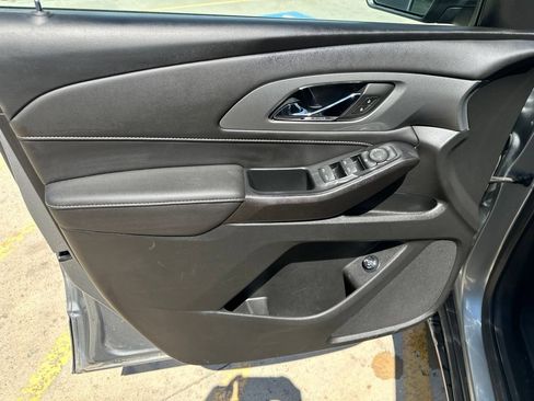 Used 2023 Chevrolet Traverse LT FWD image 9