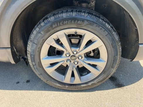 Used 2023 Ford Explorer XLT w/ Equipment Group 202A AWD/4WD image 9