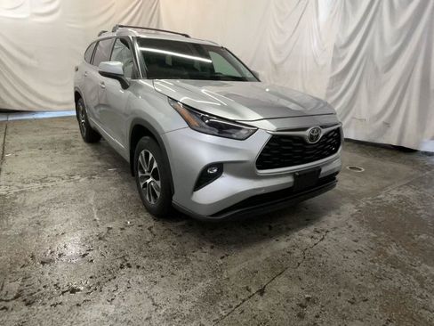 Used 2022 Toyota Highlander XLE AWD/4WD image 1