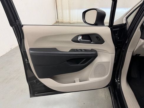 Used 2023 Chrysler Pacifica Touring-L FWD image 16