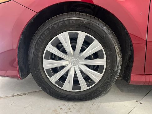 Used 2018 Toyota Camry LE image 15