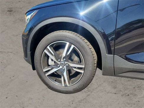 Used 2023 Volvo XC40 B5 Plus image 14