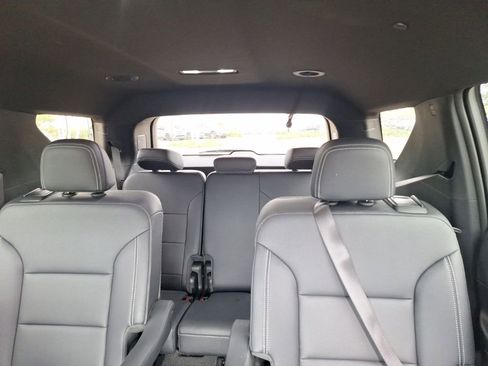 Used 2025 Chevrolet Traverse LT image 21
