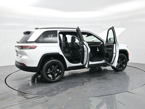 New 2025 Jeep Grand Cherokee Limited w/ Black Appearance Package image 40
