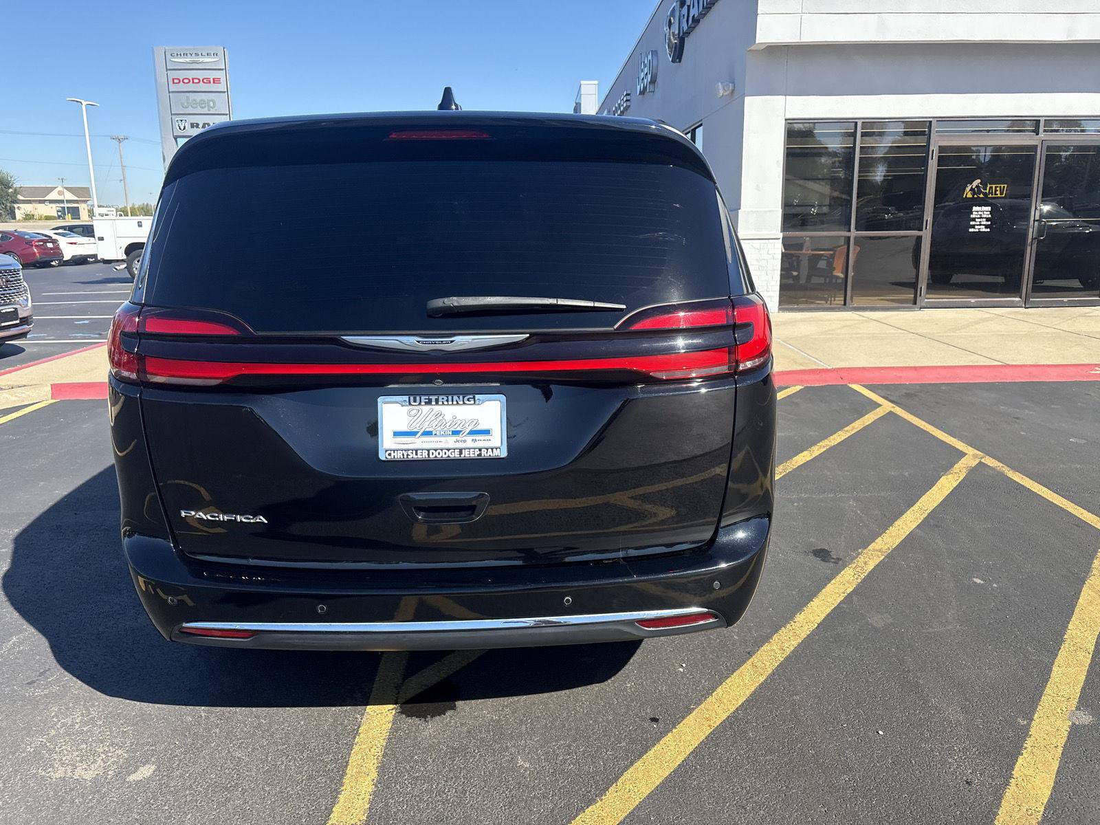 Used 2024 Chrysler Pacifica Touring-L FWD image 6
