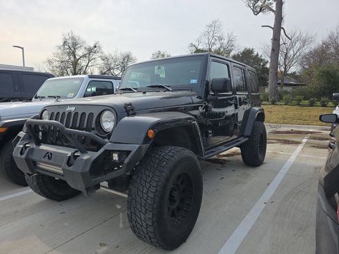 Used 2015 Jeep Wrangler Unlimited Rubicon w/ Connectivity Group image 2
