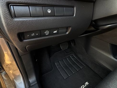 Used 2025 Nissan Rogue SV FWD image 15