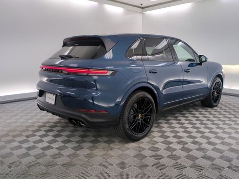 Certified 2025 Porsche Cayenne AWD/4WD image 9