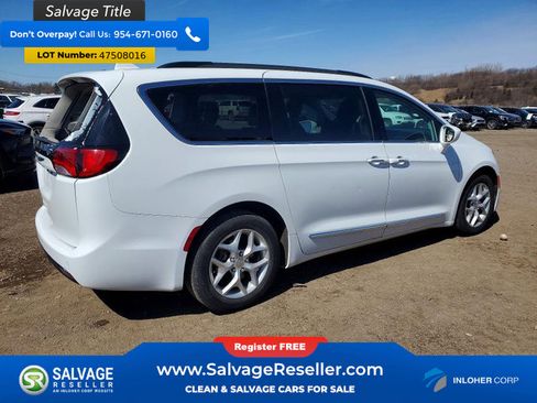 Used 2017 Chrysler Pacifica Touring-L w/ Tire & Wheel Group FWD image 4