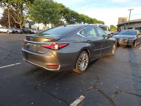 Used 2023 Lexus ES 300h Ultra Luxury w/ Accessory Package (Z2) FWD image 3