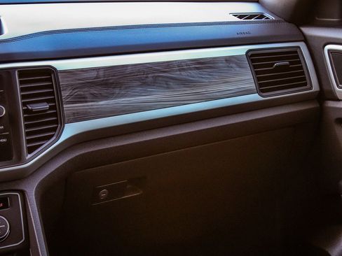 Used 2021 Volkswagen Atlas Cross Sport SE image 17