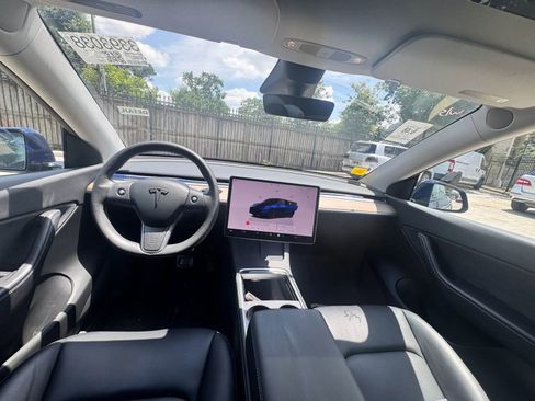 Used 2022 Tesla Model Y Long Range AWD/4WD image 2