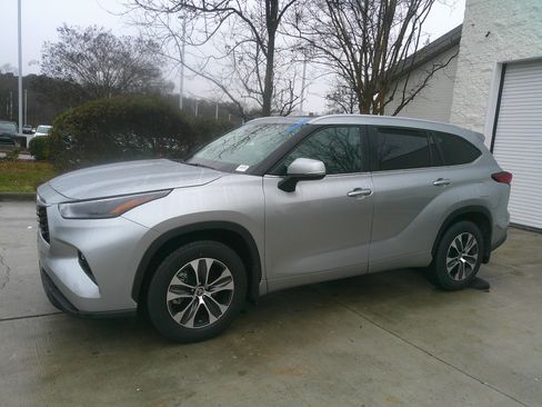 Used 2023 Toyota Highlander XLE image 7