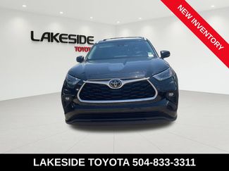 Used 2023 Toyota Highlander XLE FWD video 2
