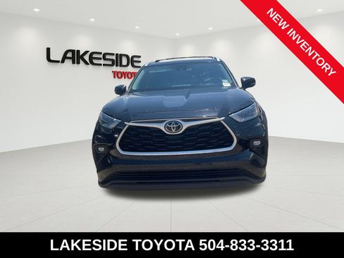 Used 2023 Toyota Highlander XLE FWD image 2