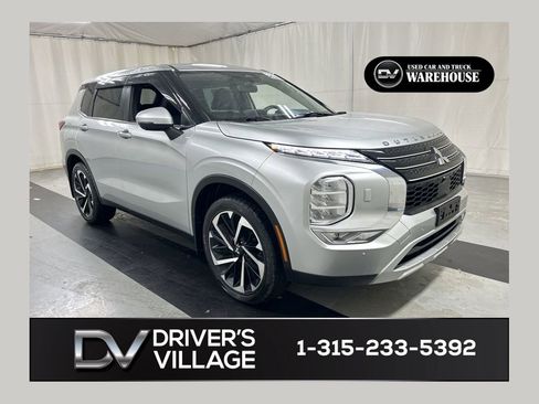 Used 2023 Mitsubishi Outlander SE image 1