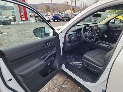 New 2025 Nissan Pathfinder SV image 10