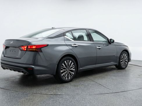 Used 2025 Nissan Altima 2.5 SV image 9