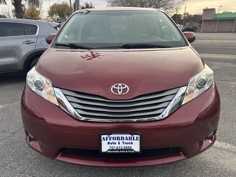Used 2011 Toyota Sienna XLE w/ Premium Pkg image 10