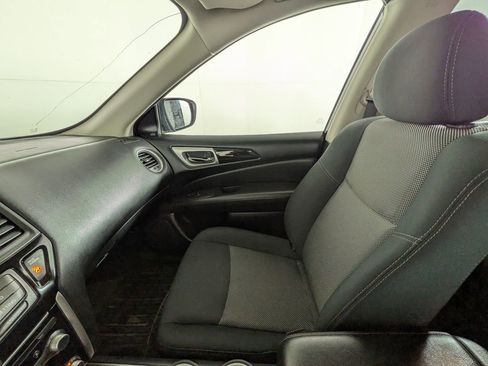 Used 2019 Nissan Pathfinder SV image 29