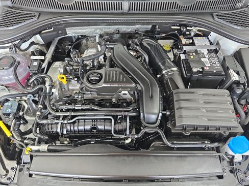 Certified 2025 Volkswagen Jetta SE w/ Sunroof Package FWD image 30