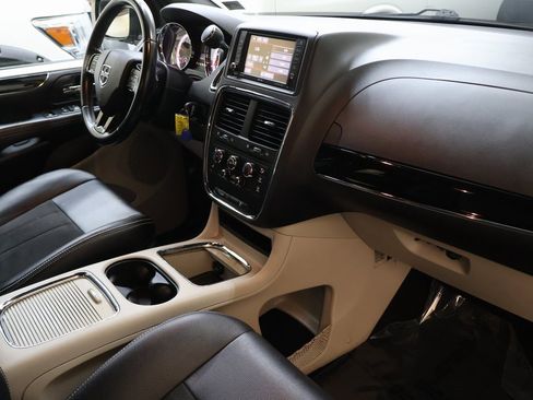 Used 2019 Dodge Grand Caravan SXT image 11