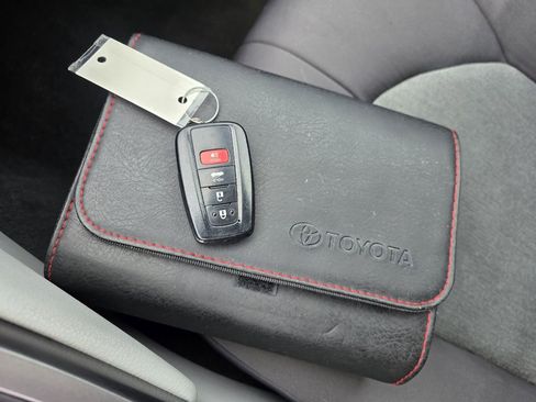 Used 2019 Toyota Camry LE image 30