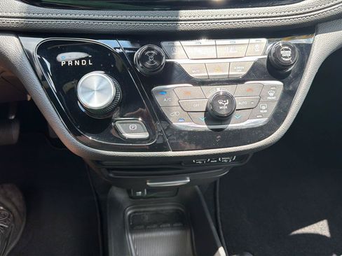 Used 2025 Chrysler Pacifica Select FWD image 17