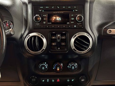 Used 2016 Jeep Wrangler Unlimited Sahara w/ Connectivity Group AWD/4WD image 25