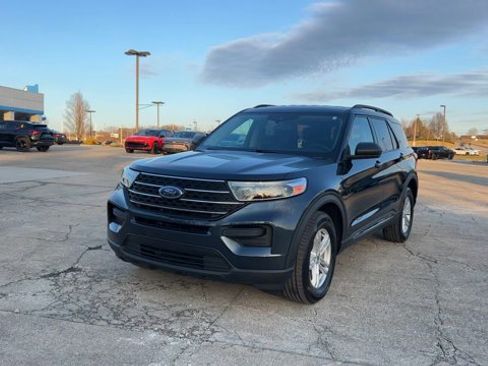 Used 2023 Ford Explorer XLT image 4