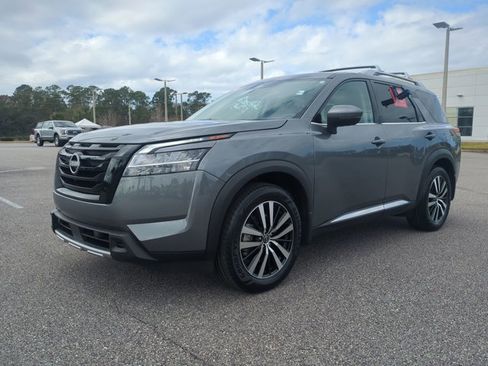 Used 2024 Nissan Pathfinder Platinum w/ Black Appearance Package image 9